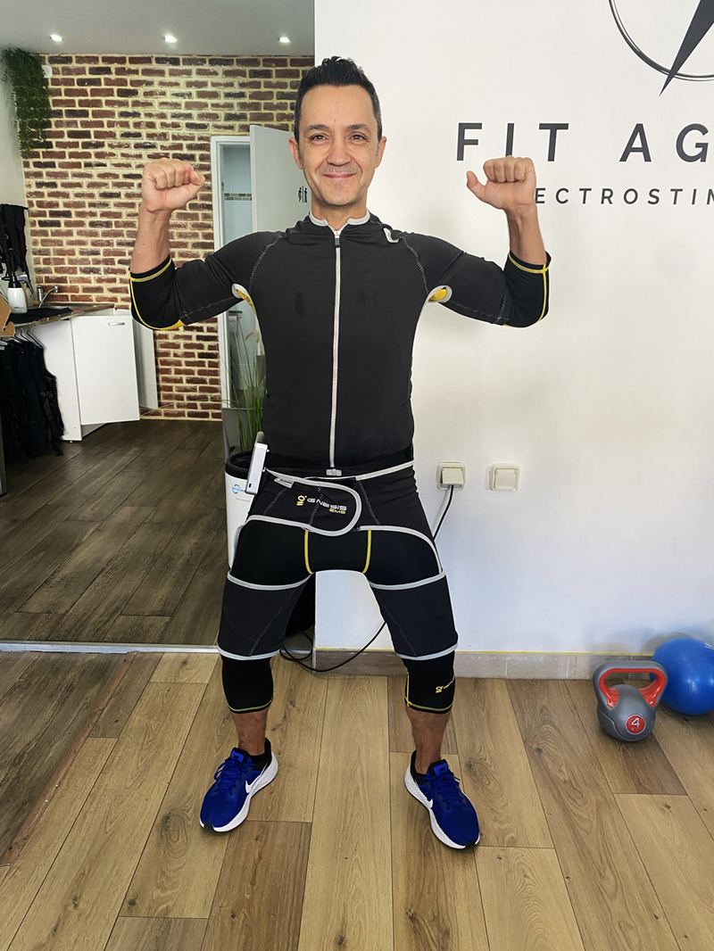 Jeff, coach et gérant, en tenue d'électrostimulation dans le studio
